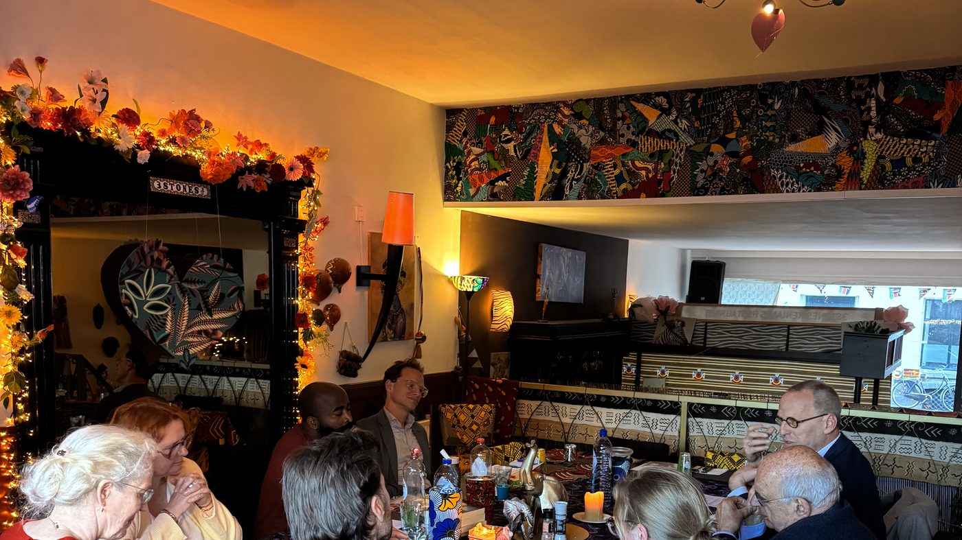 Gasten aan tafel tijdens een eerdere editie van Kiza's Keuken