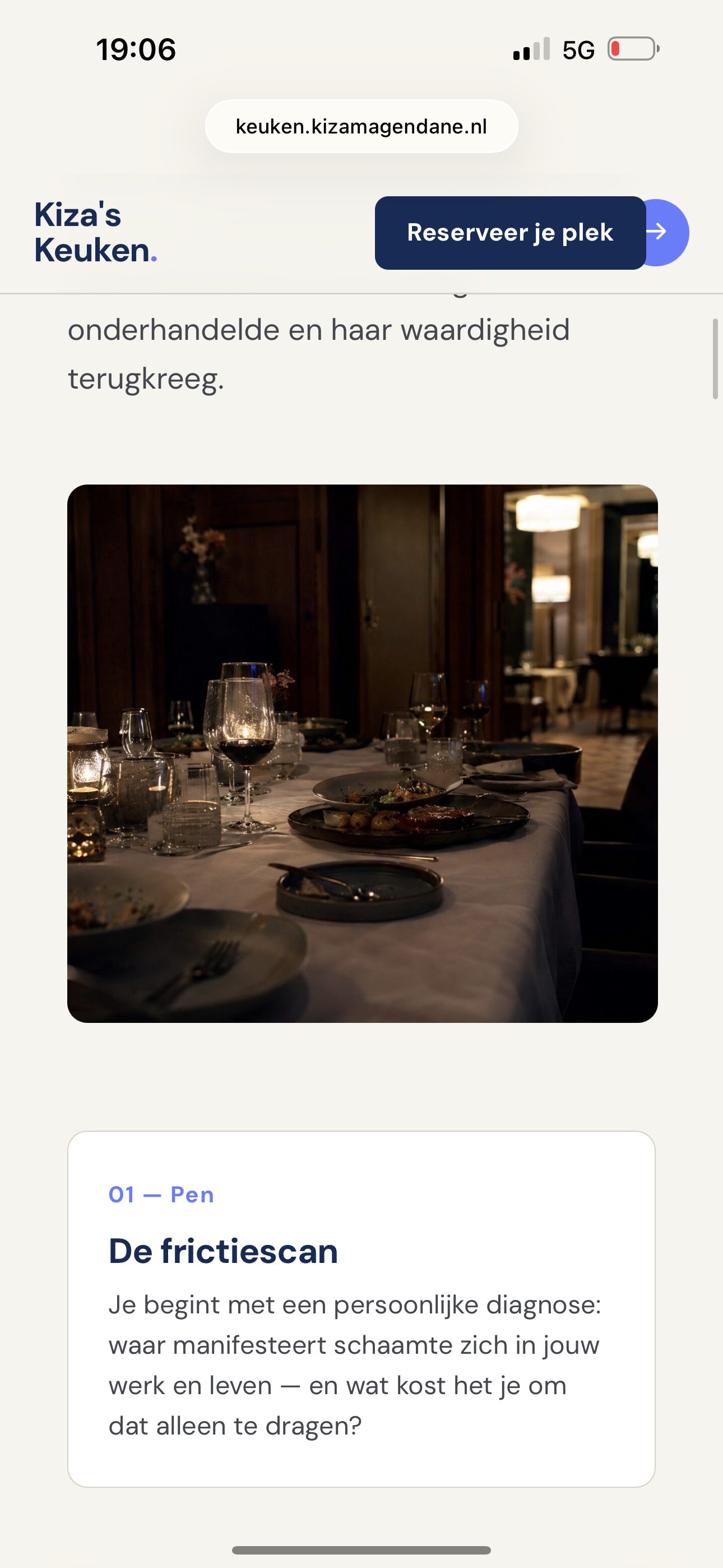 De gedekte tafel bij kaarslicht in Hotel de Wereld