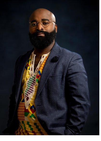Kiza Magendane, formeel portret met kente-overhemd