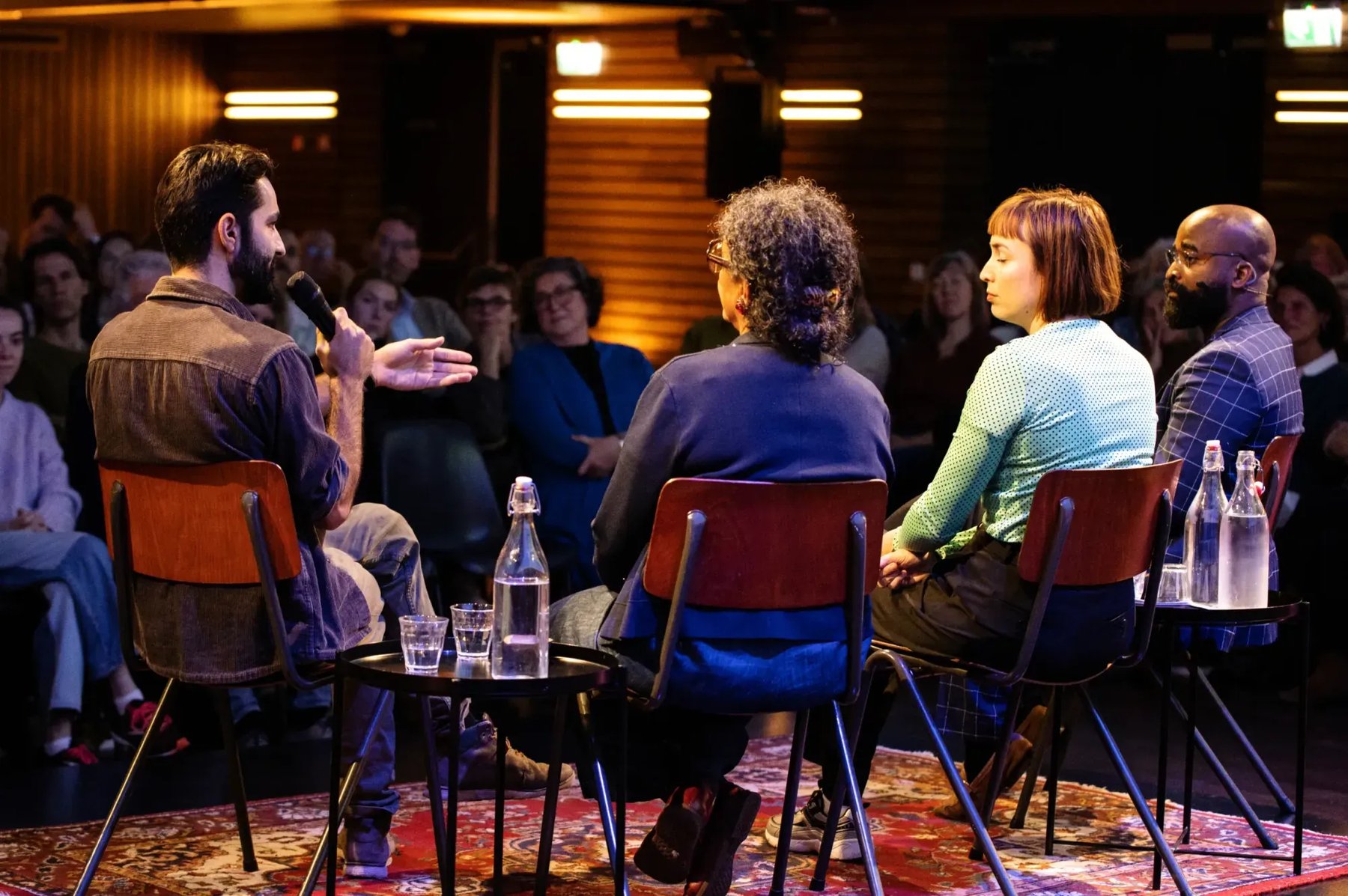 Kiza Magendane in gesprek tijdens een paneldiscussie met publiek