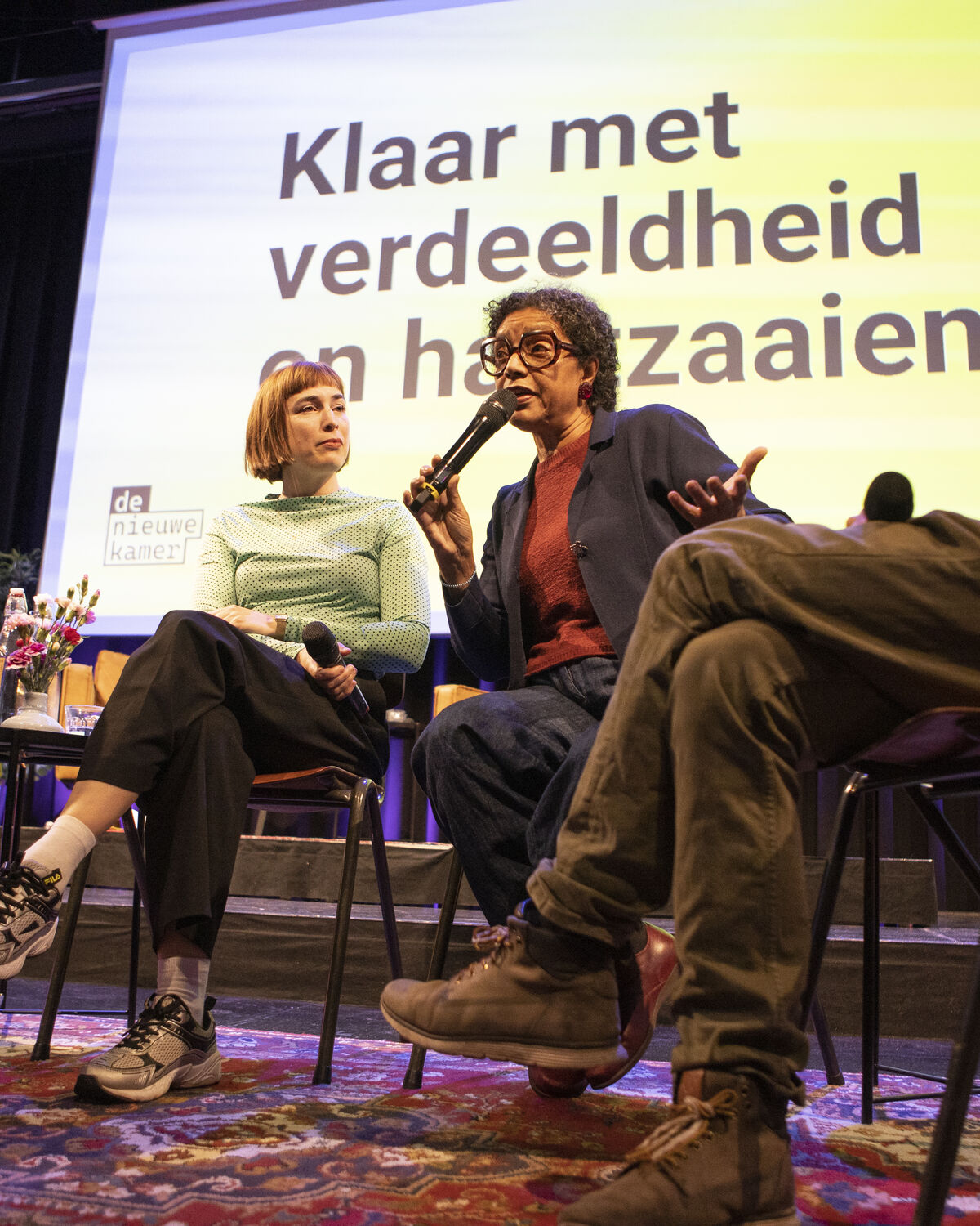 Kiza Magendane in gesprek op het podium